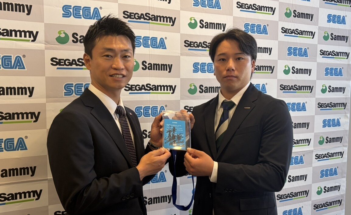ヤクルト青木宣親GM（左）と育成ドラフト3位で指名されたセガサミー・尾崎完太（撮影・塚本光）