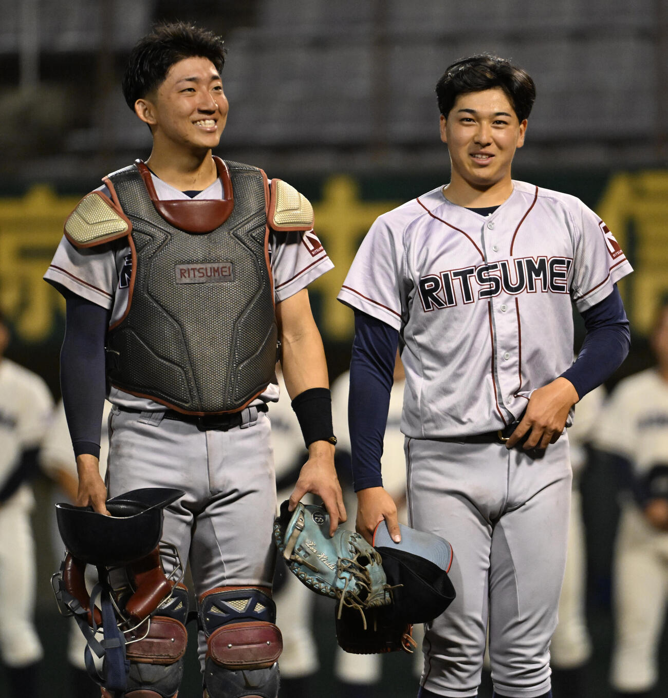 立命大対同大　試合後、笑顔をみせる立命大の有馬伽久（右）と西野啓也（撮影・滝沢美穂子）