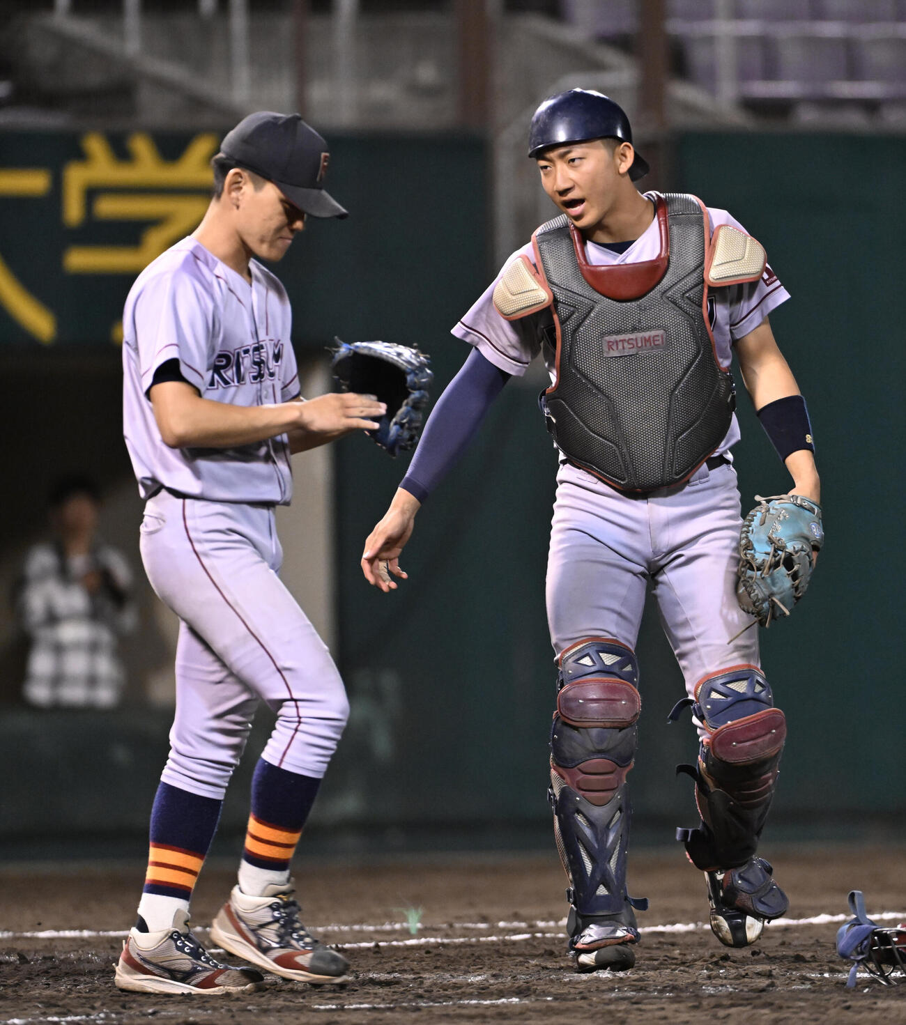立命大対同大　5回裏に先制され投手に声をかける立命大の西野啓也（右）（撮影・滝沢美穂子）