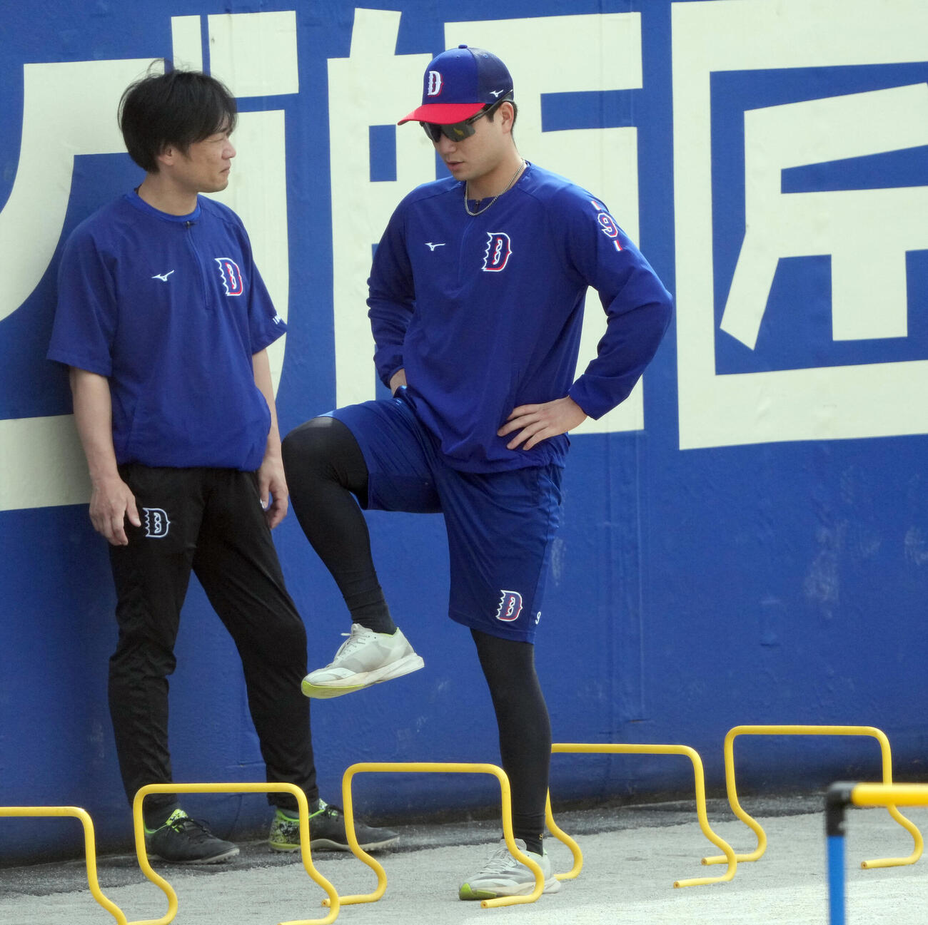 石伊雄太（右）はリハビリメニューを行う（撮影・森本幸一）