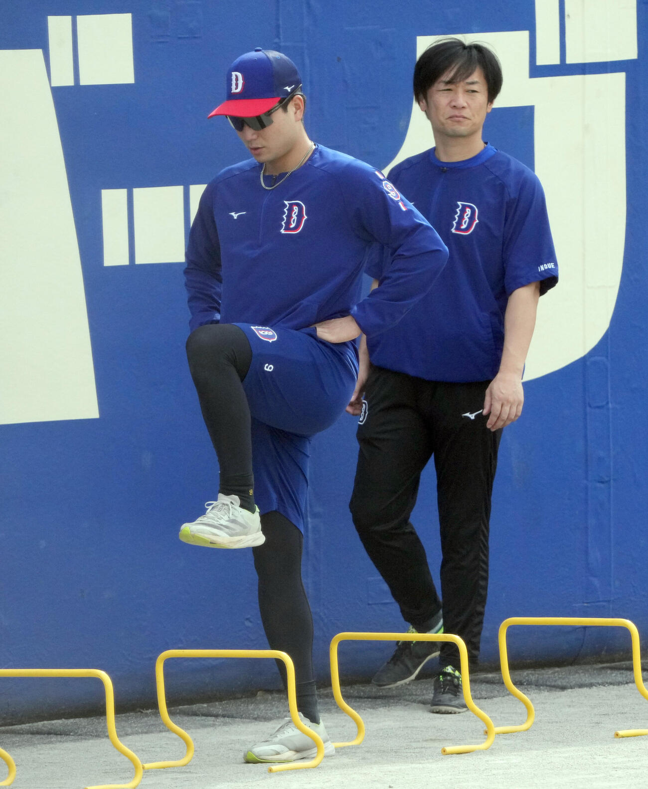 石伊雄太（左）はリハビリメニューを行う（撮影・森本幸一）