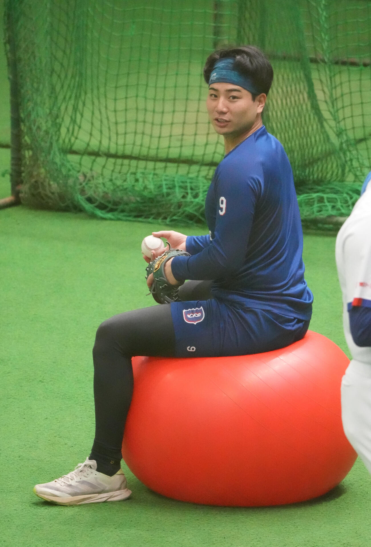 バランスボールを利用しキャッチングとスローイングを行う石伊雄太（撮影・森本幸一）