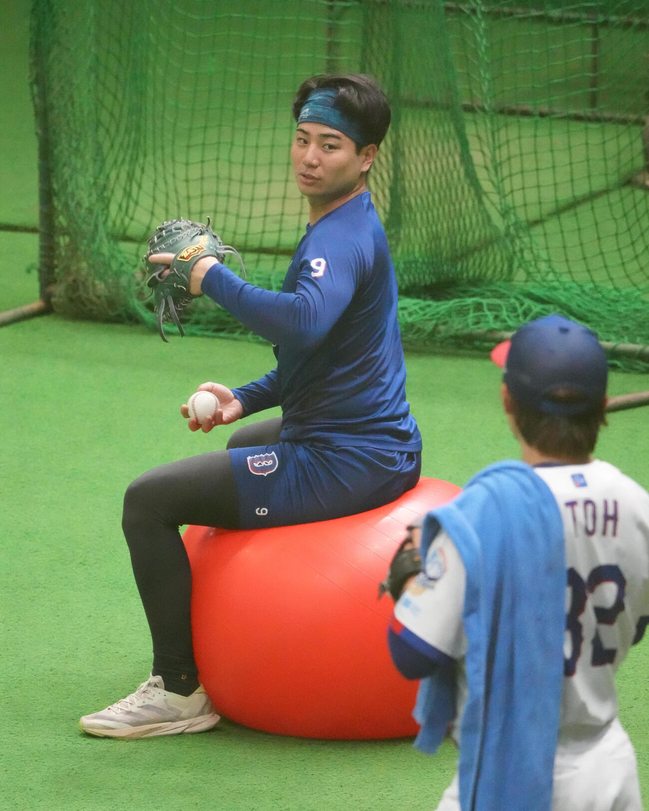 バランスボールを利用しキャッチングとスローイングを行う石伊雄太（撮影・森本幸一）