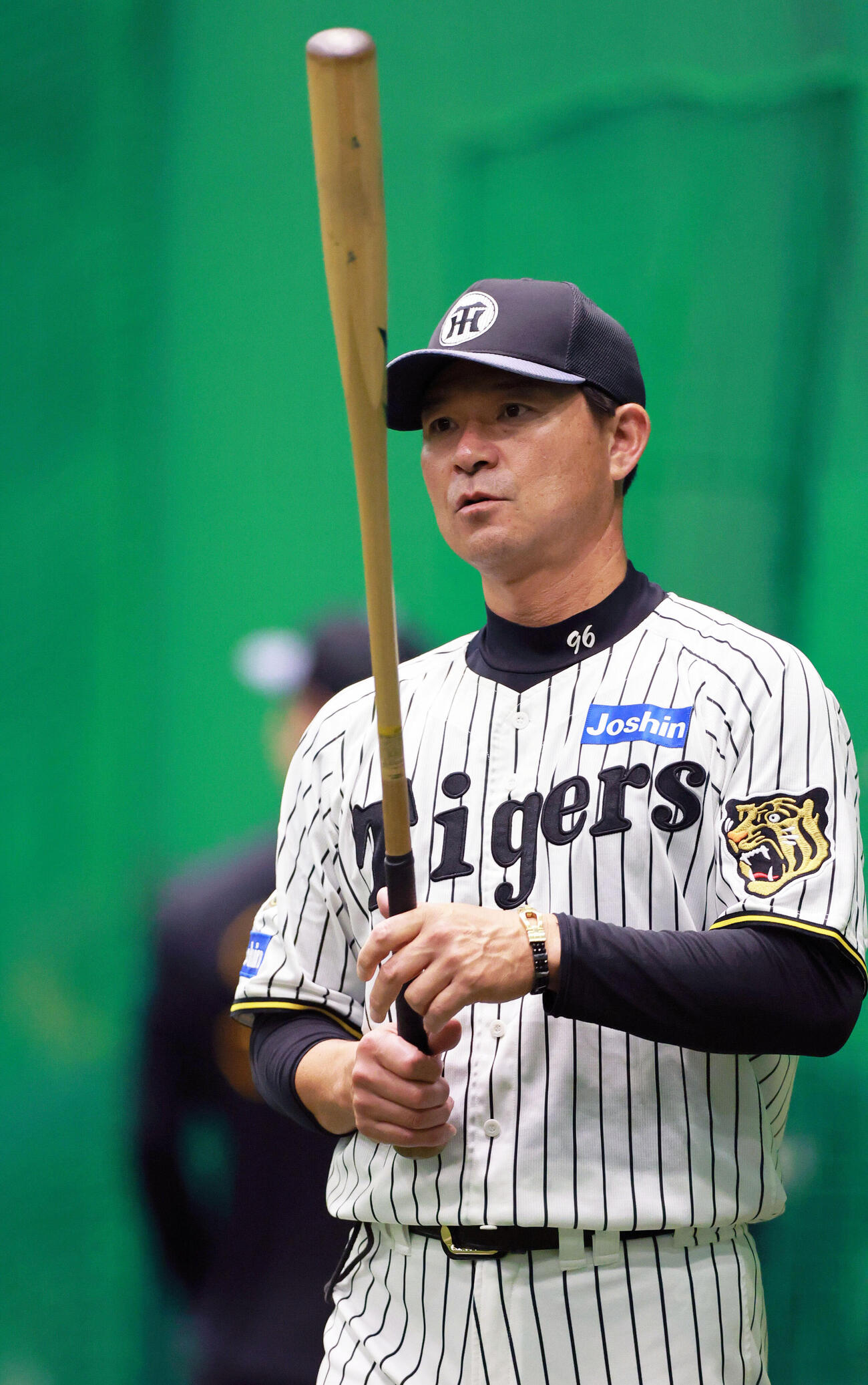 室内でノックする阪神筒井壮外野守備兼走塁チーフコーチ（撮影・上山淳一）