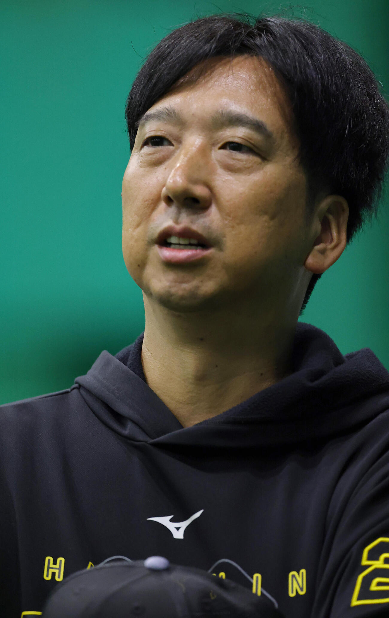 練習を見守る藤川球児監督（撮影・上田博志）