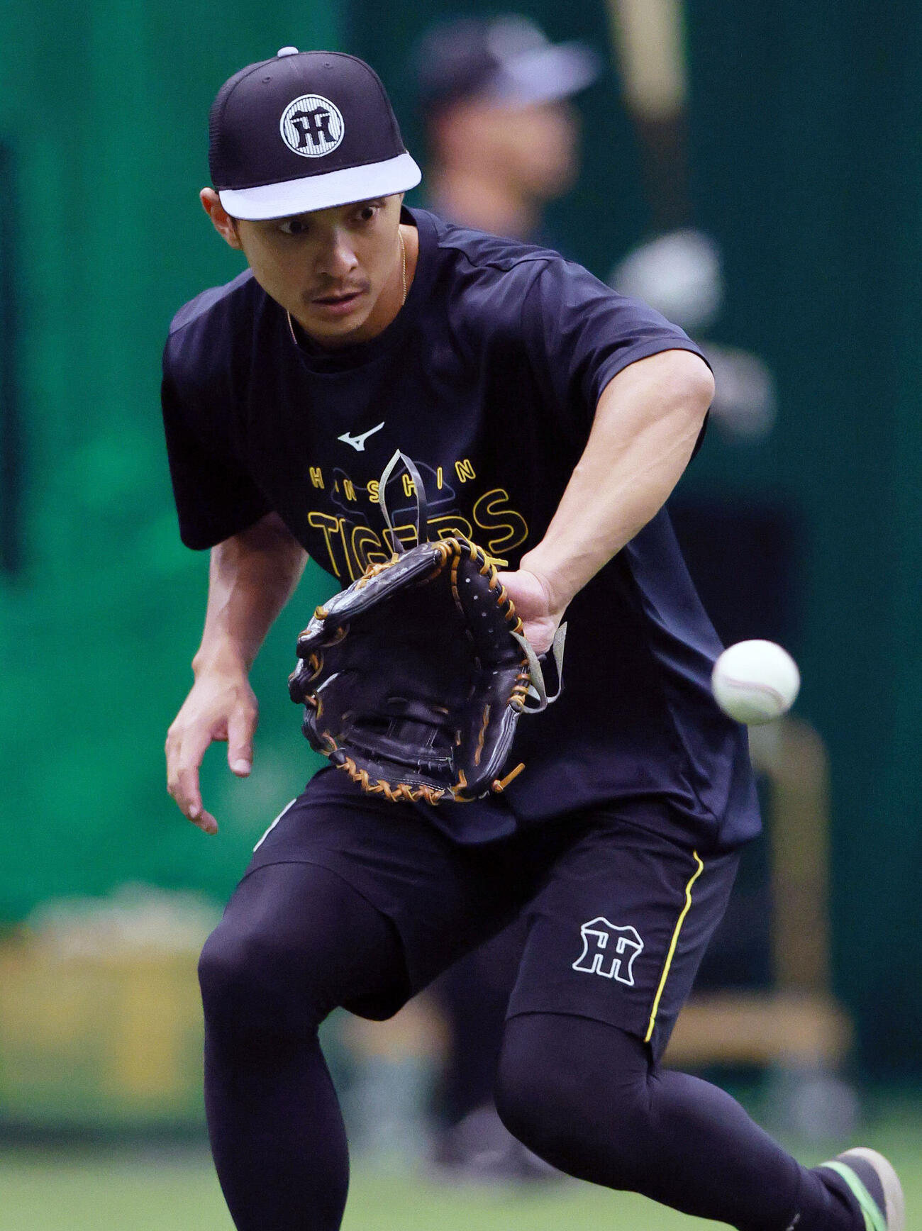 室内でノックを受ける阪神熊谷敬宥（撮影・上山淳一）