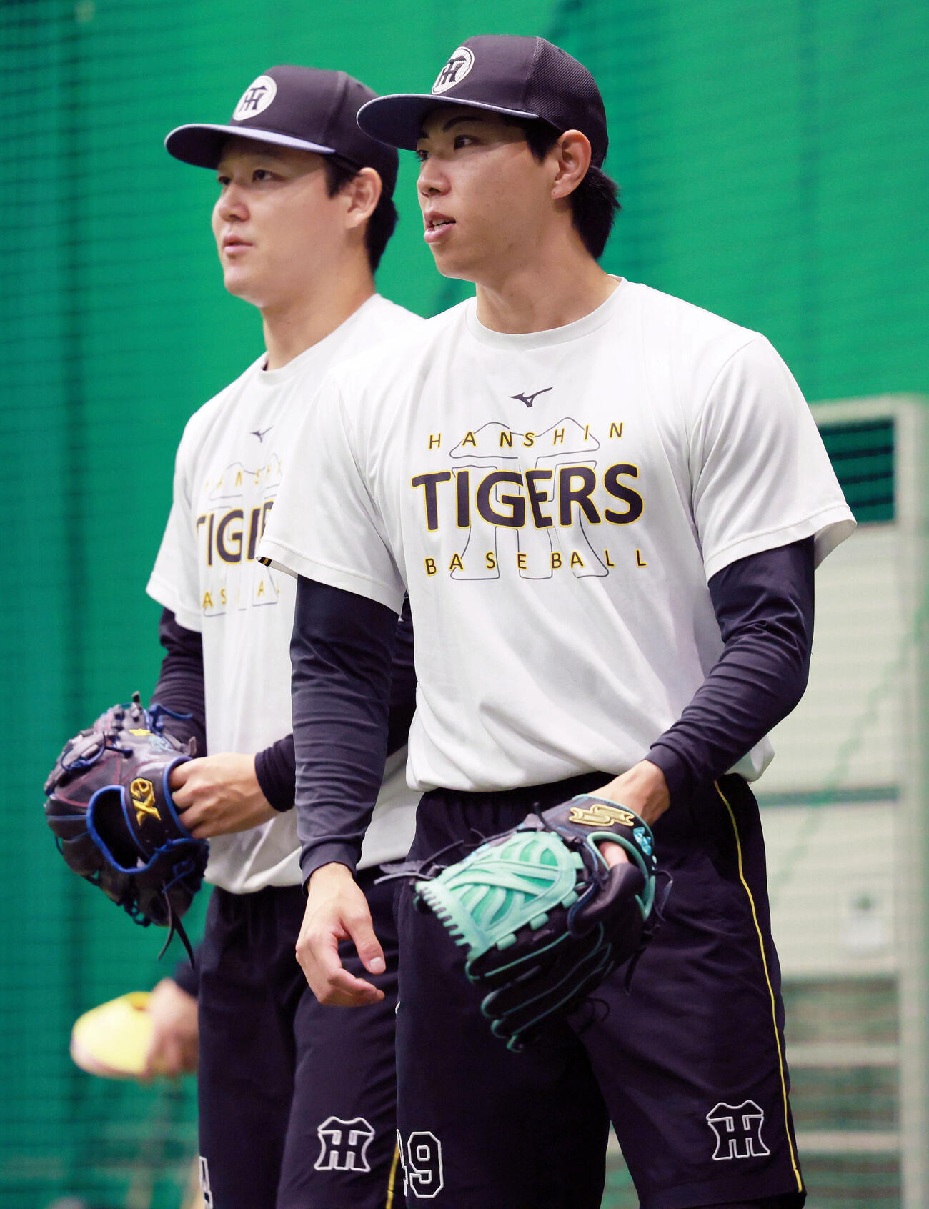 室内練習に励む阪神工藤泰成（手前）と木下里都（撮影・上山淳一）