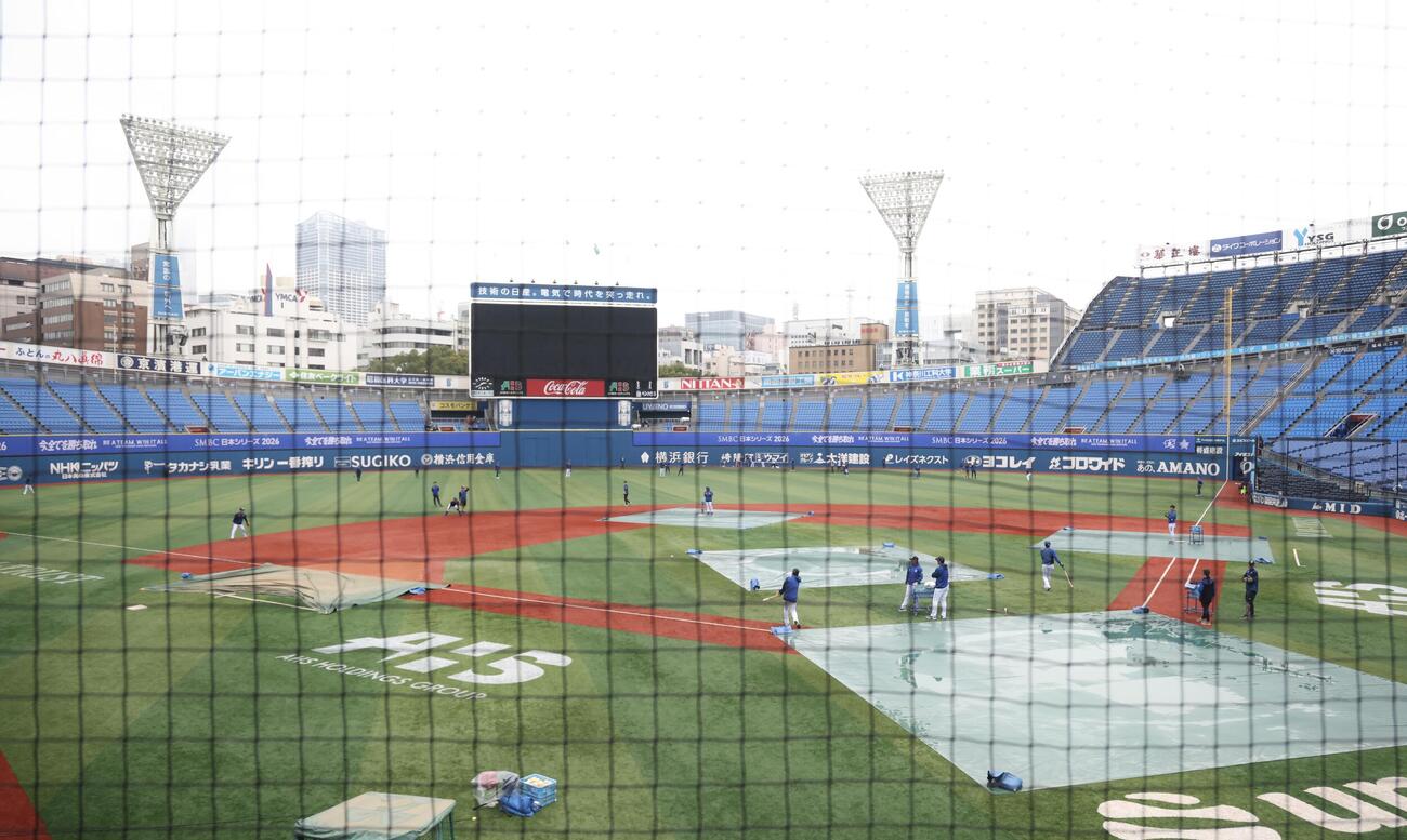 DeNA対ソフトバンク　試合前、練習に臨むDeNAの選手たち（撮影・河田真司）