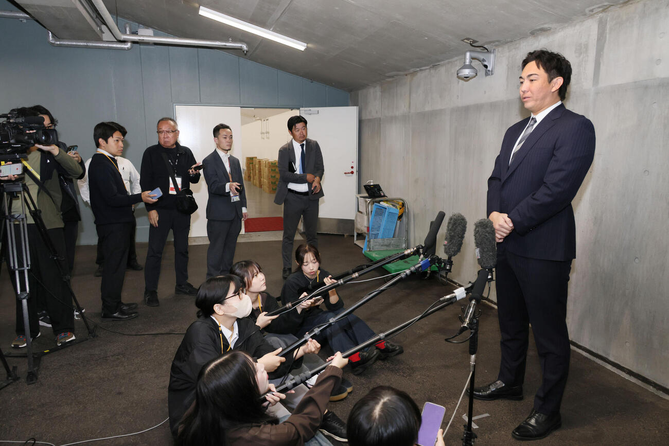 戦力外通告を受けた広島ケムナ誠（撮影・加藤孝規）