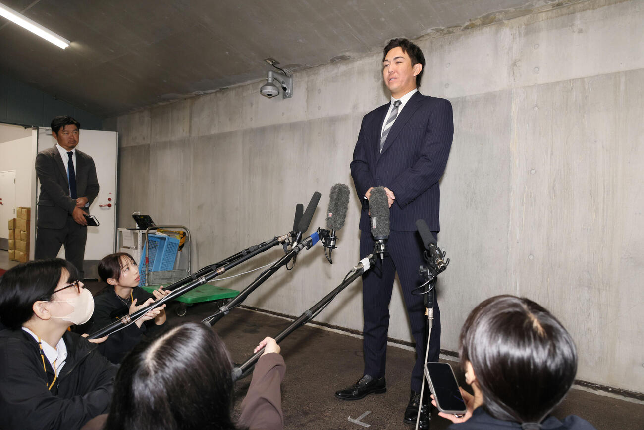 戦力外通告を受けた広島ケムナ誠（撮影・加藤孝規）