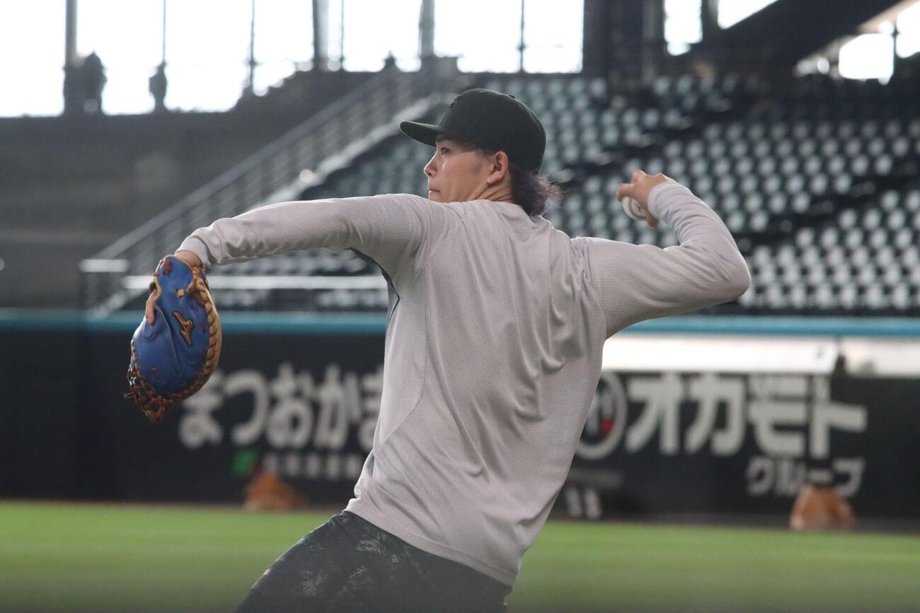 エスコンフィールドで調整する日本ハム田宮