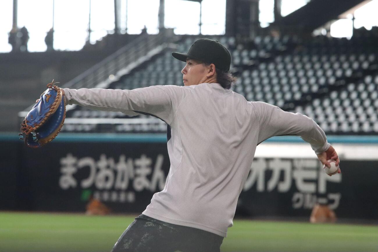 エスコンフィールドで調整する日本ハム田宮