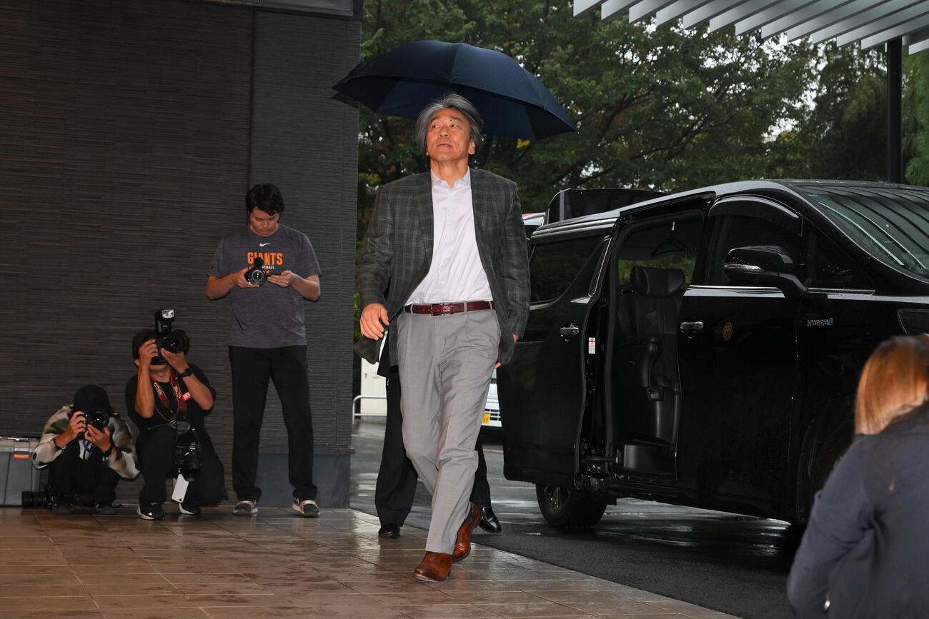 ジャイアンツ球場に到着した巨人松井秀喜新監督（撮影・滝沢徹郎）