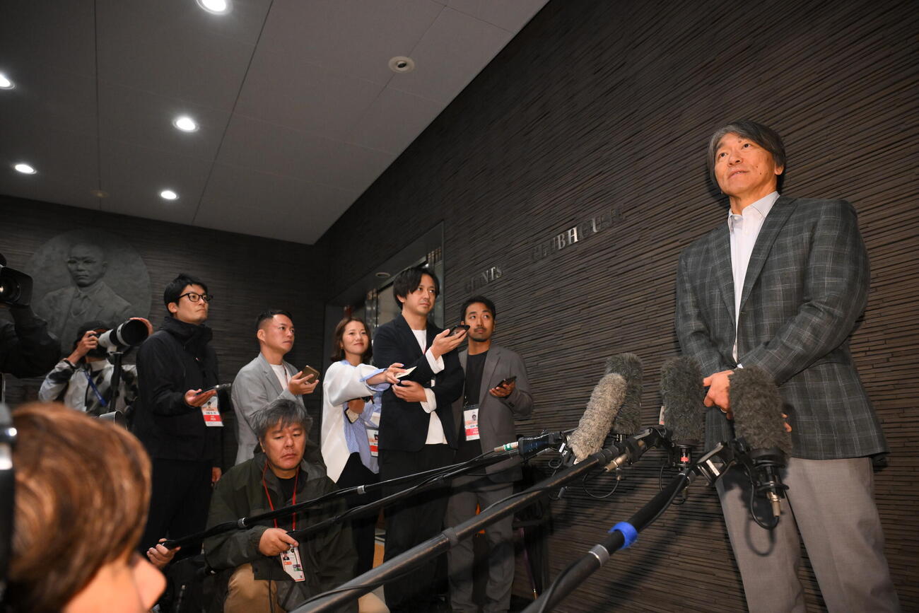 取材に応じる巨人松井秀喜新監督（撮影・滝沢徹郎）