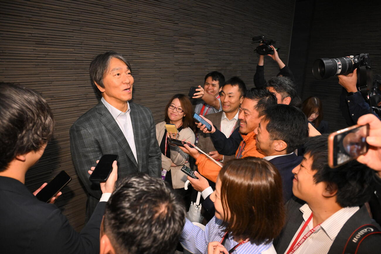 取材に応じる巨人松井秀喜新監督（撮影・滝沢徹郎）