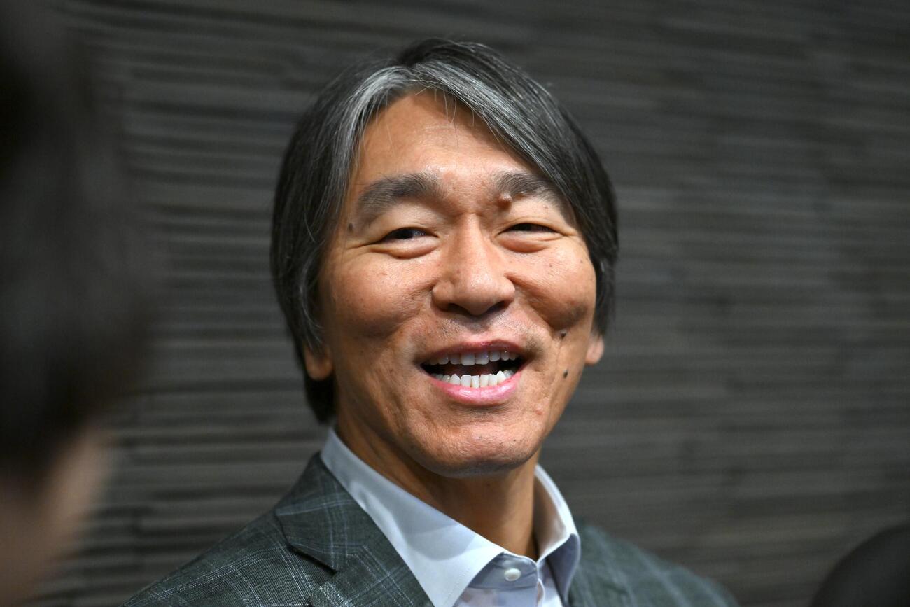 取材に応じる巨人松井秀喜新監督（撮影・滝沢徹郎）