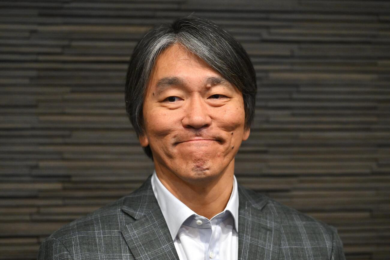 取材に応じる巨人松井秀喜新監督（撮影・滝沢徹郎）