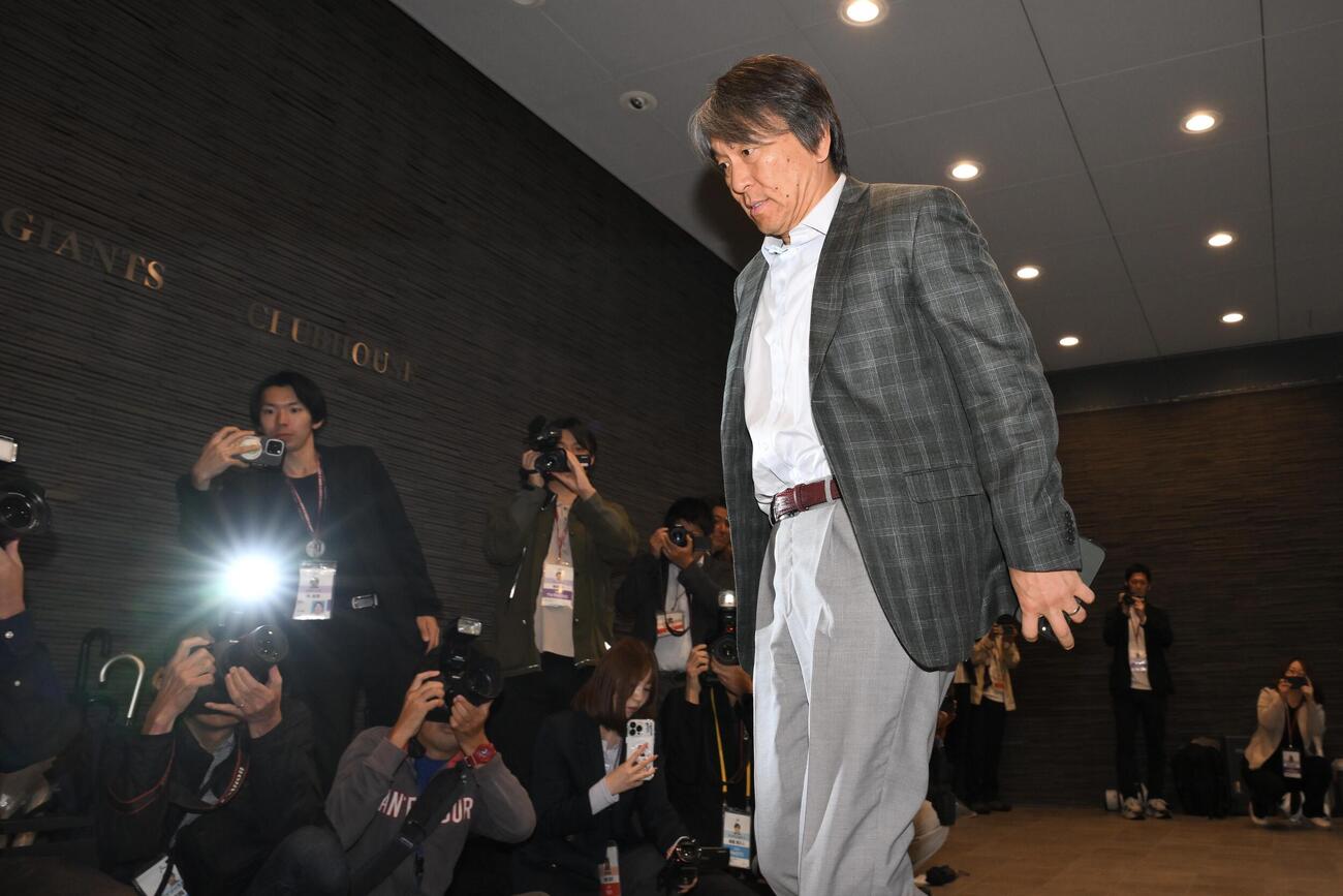 ジャイアンツ球場に到着した巨人松井秀喜新監督（撮影・滝沢徹郎）
