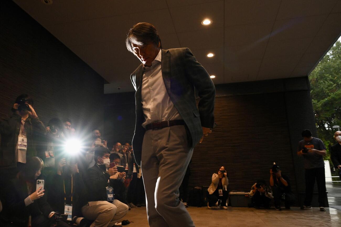 ジャイアンツ球場に到着した巨人松井秀喜新監督（撮影・滝沢徹郎）