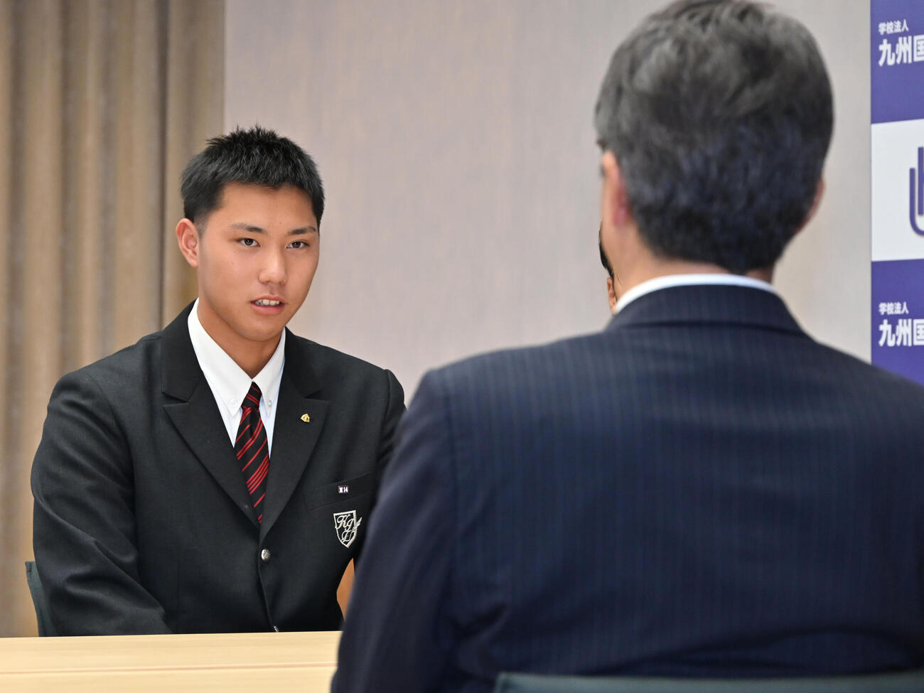 緊張した面持ちで指名あいさつに臨む九州国際大付・牟礼翔（左）（撮影・林敢治）
