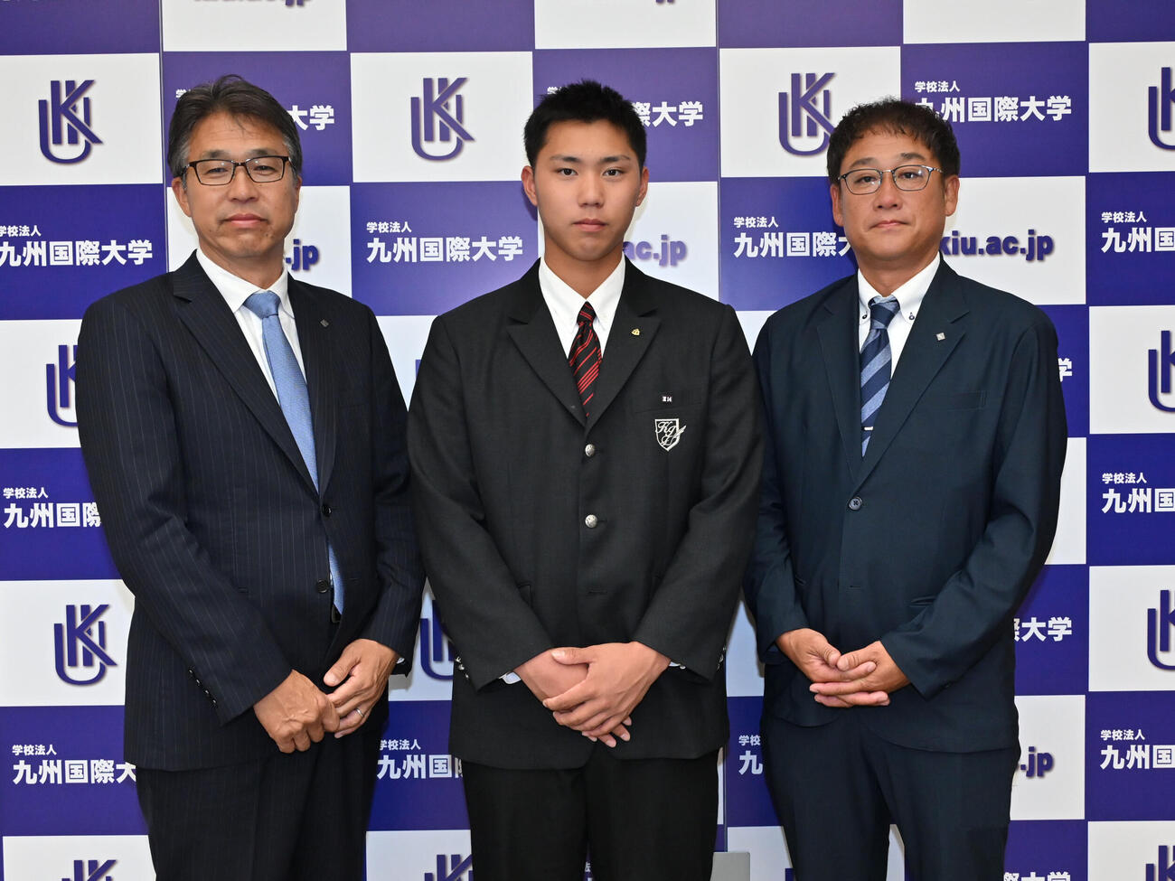記念撮影に応じる（左から）日本ハム石本スカウト、九州国際大付・牟礼翔、大渕スカウト部長（撮影・林敢治）