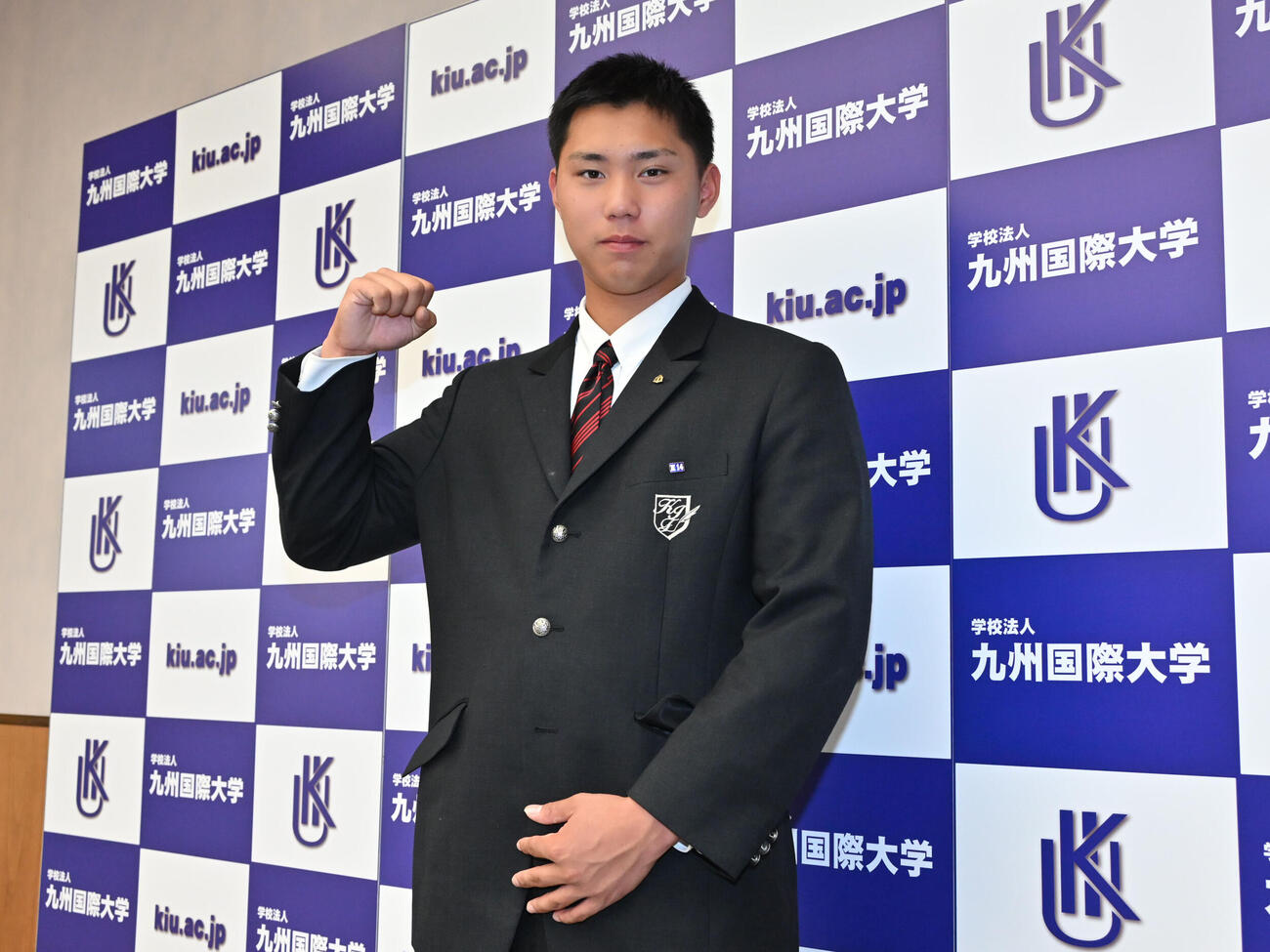 撮影に応じる九州国際大付・牟礼翔（撮影・林敢治）
