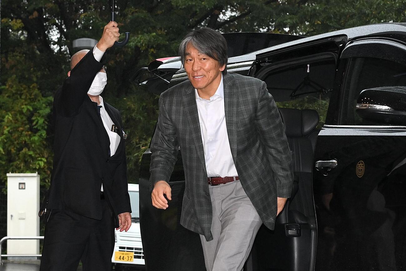 ジャイアンツ球場に到着した巨人松井秀喜新監督（撮影・滝沢徹郎）