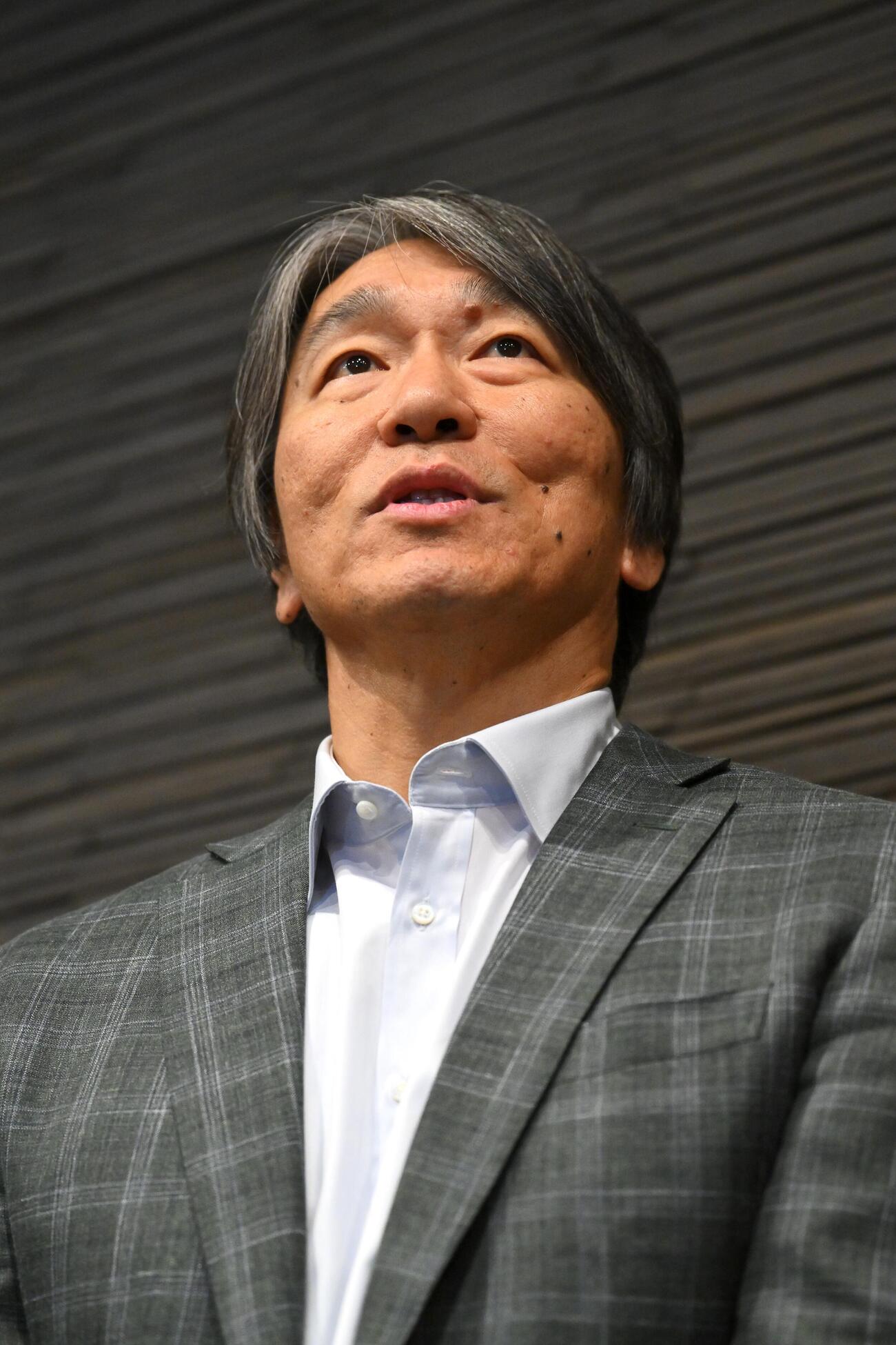 取材に応じる巨人松井秀喜新監督（撮影・滝沢徹郎）