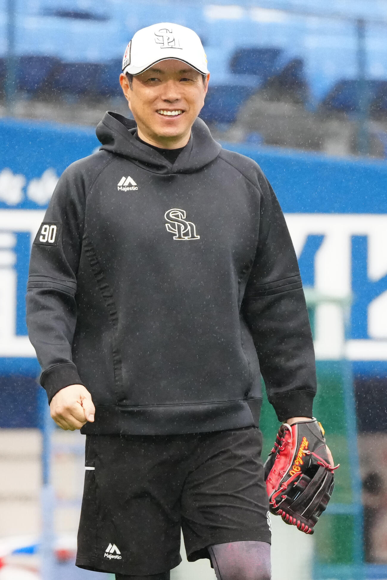 DeNA対ソフトバンク　試合前練習中、笑顔を見せるソフトバンク小久保裕紀監督（撮影・江口和貴）