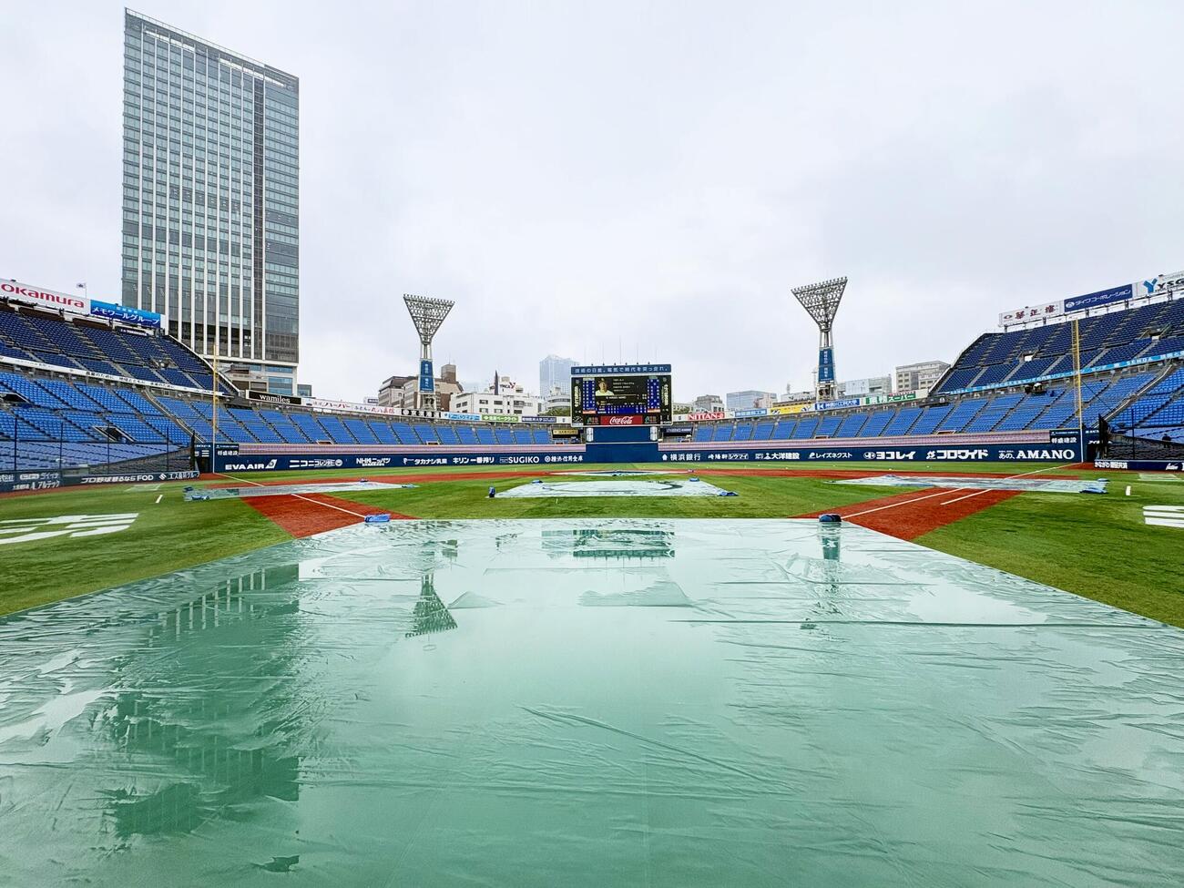 DeNA対ソフトバンク　試合前、内野にシートがかけられる横浜スタジアム（撮影・江口和貴）