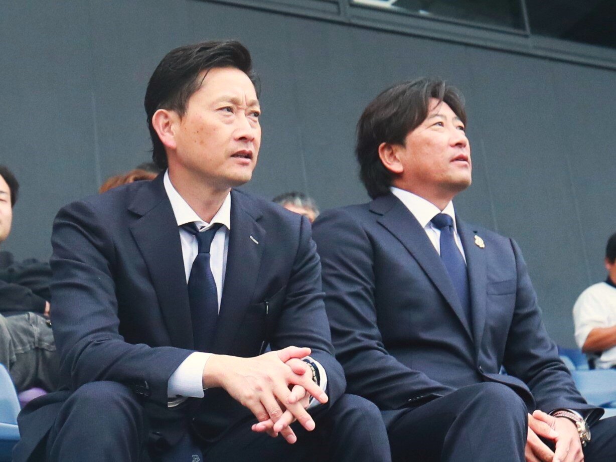 仙台大対富士大　オリックス岸田護監督（左）と小松聖スカウトは、ドラフト1位の富士大・角田楓斗の視察に訪れた（撮影・高橋香奈）