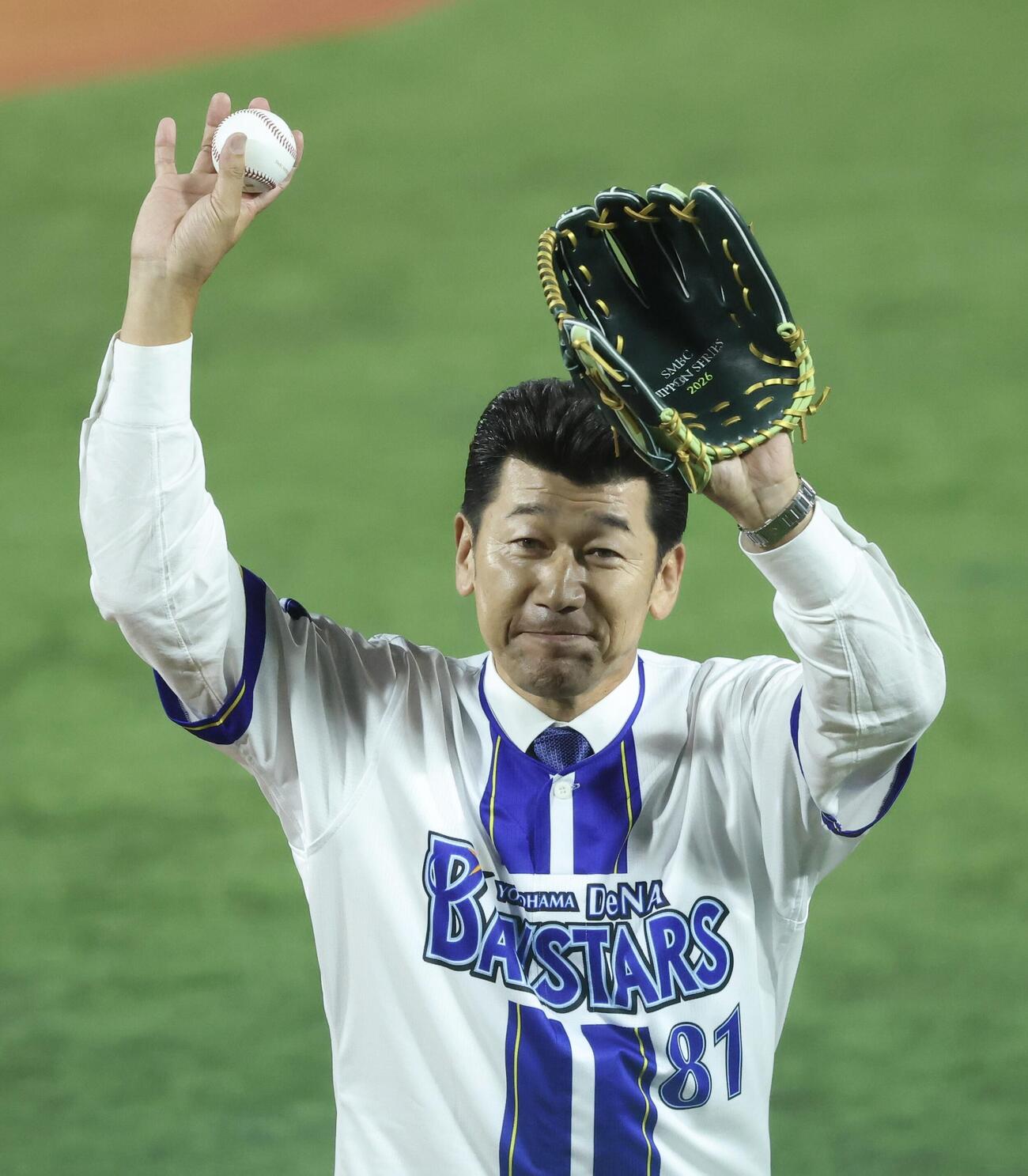 DeNA対ソフトバンク　開始前、始球式を務めた三浦大輔氏（撮影・河田真司）