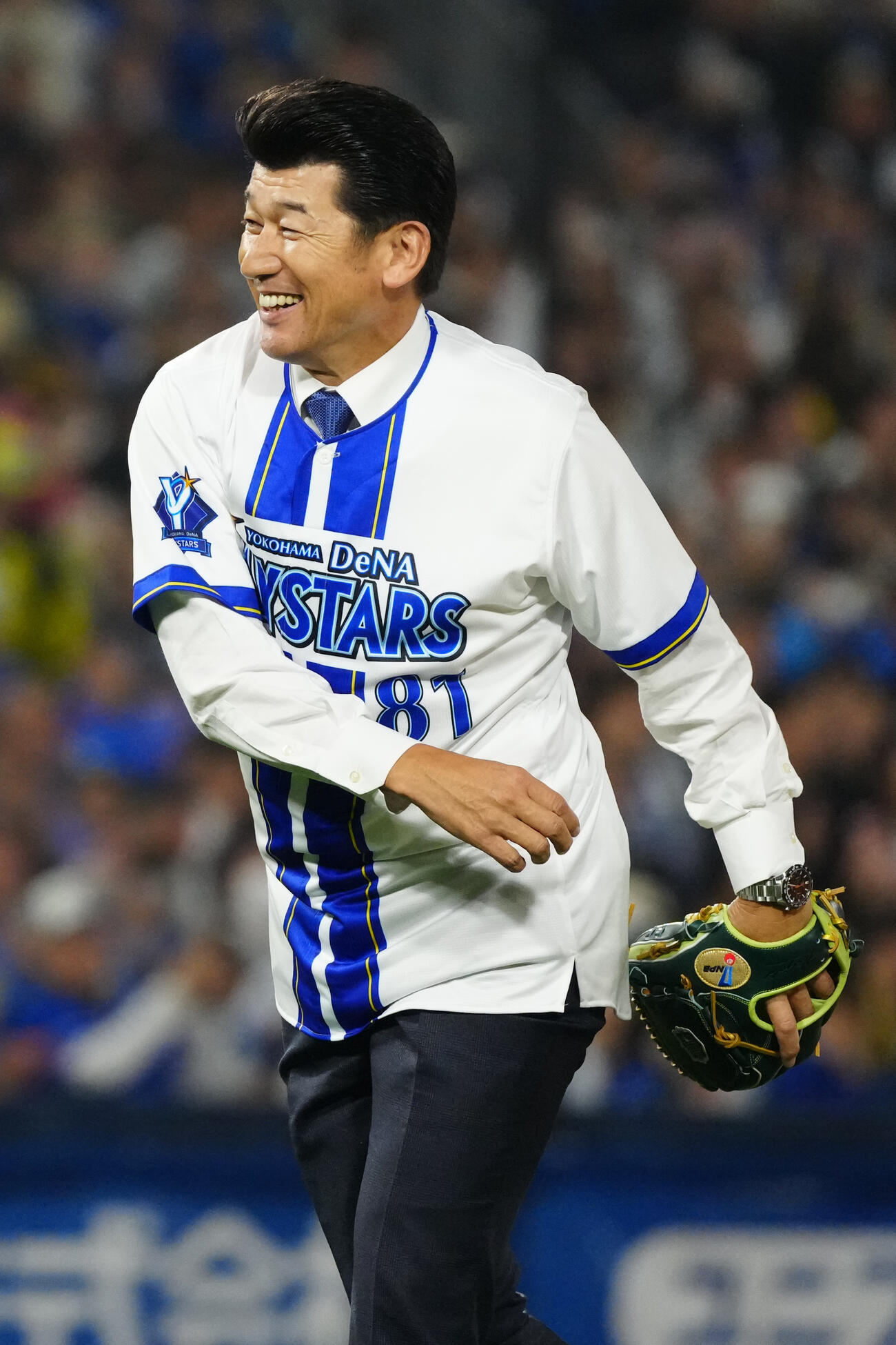 DeNA対ソフトバンク　試合前、始球式を行う三浦大輔氏（撮影・江口和貴）