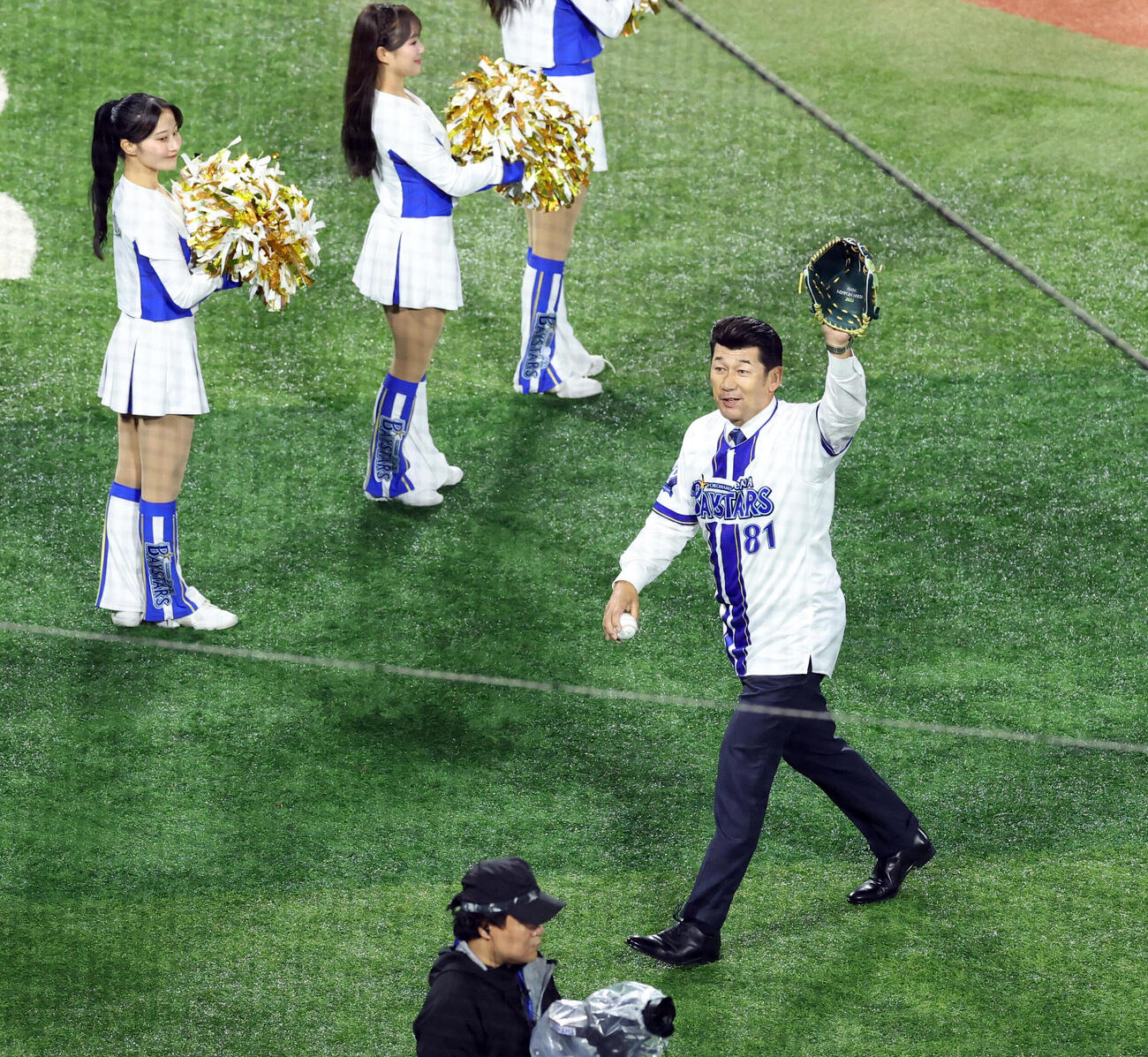 DeNA対ソフトバンク　始球式を務めた三浦大輔氏はスタンドに手を振る撮影・浅見桂子）