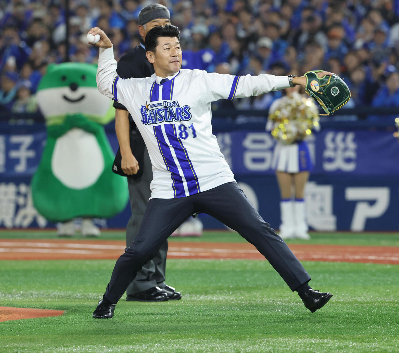 DeNA対ソフトバンク　始球式で見事な投球を見せた三浦大輔氏（撮影・梅根麻紀）