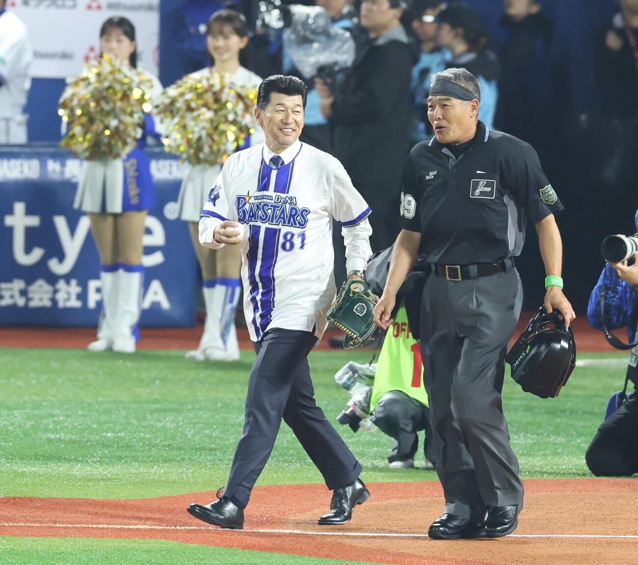 DeNA対ソフトバンク　始球式に登場の三浦大輔さん（撮影・黒川智章）