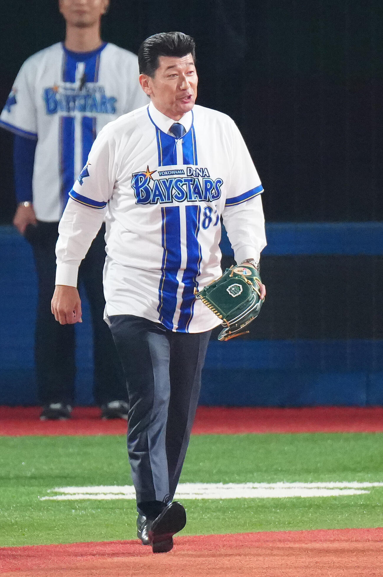 DeNA対ソフトバンク　始球式のためマウンドへ向かう三浦大輔氏（撮影・鈴木みどり）