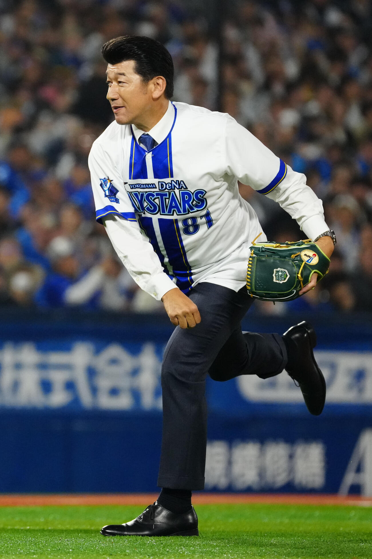 DeNA対ソフトバンク　試合前、始球式を行う三浦大輔氏（撮影・江口和貴）