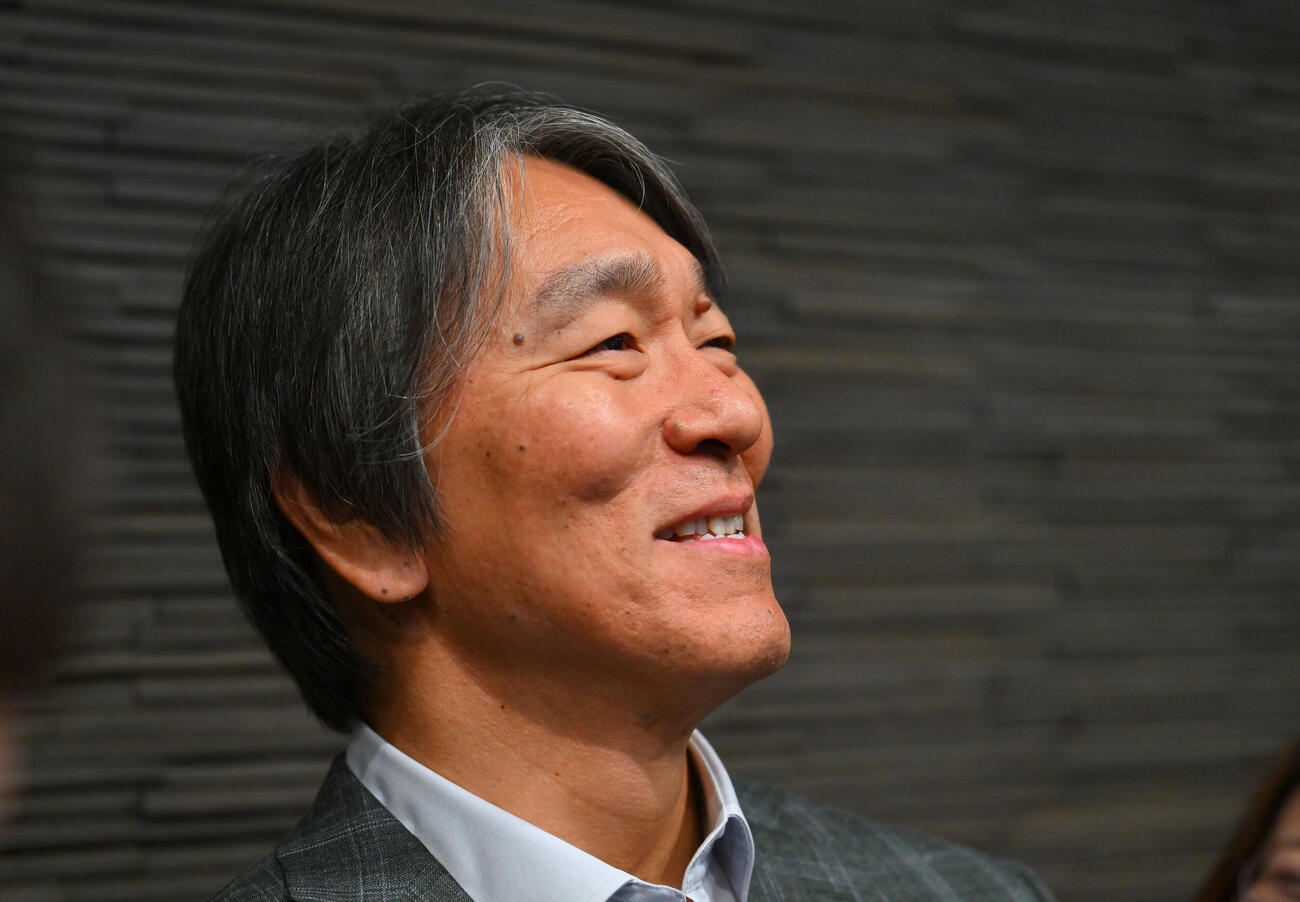 取材に応じる巨人松井秀喜新監督（撮影・滝沢徹郎）