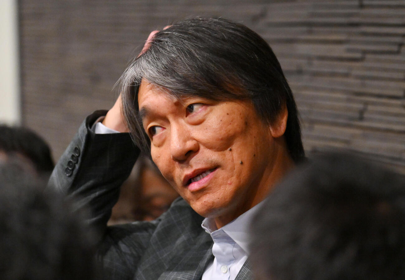 取材に応じる巨人松井秀喜新監督（撮影・滝沢徹郎）