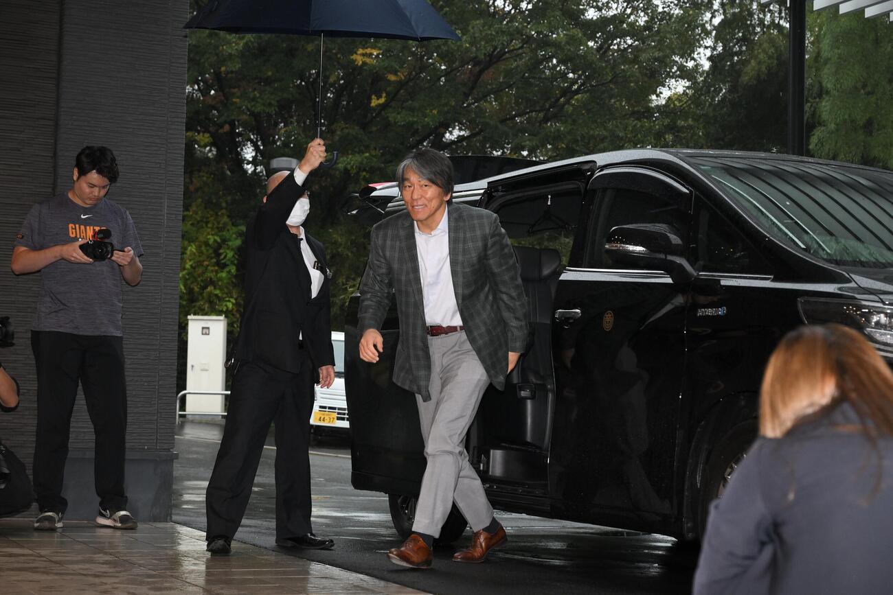ジャイアンツ球場に到着した巨人松井秀喜新監督（撮影・滝沢徹郎）