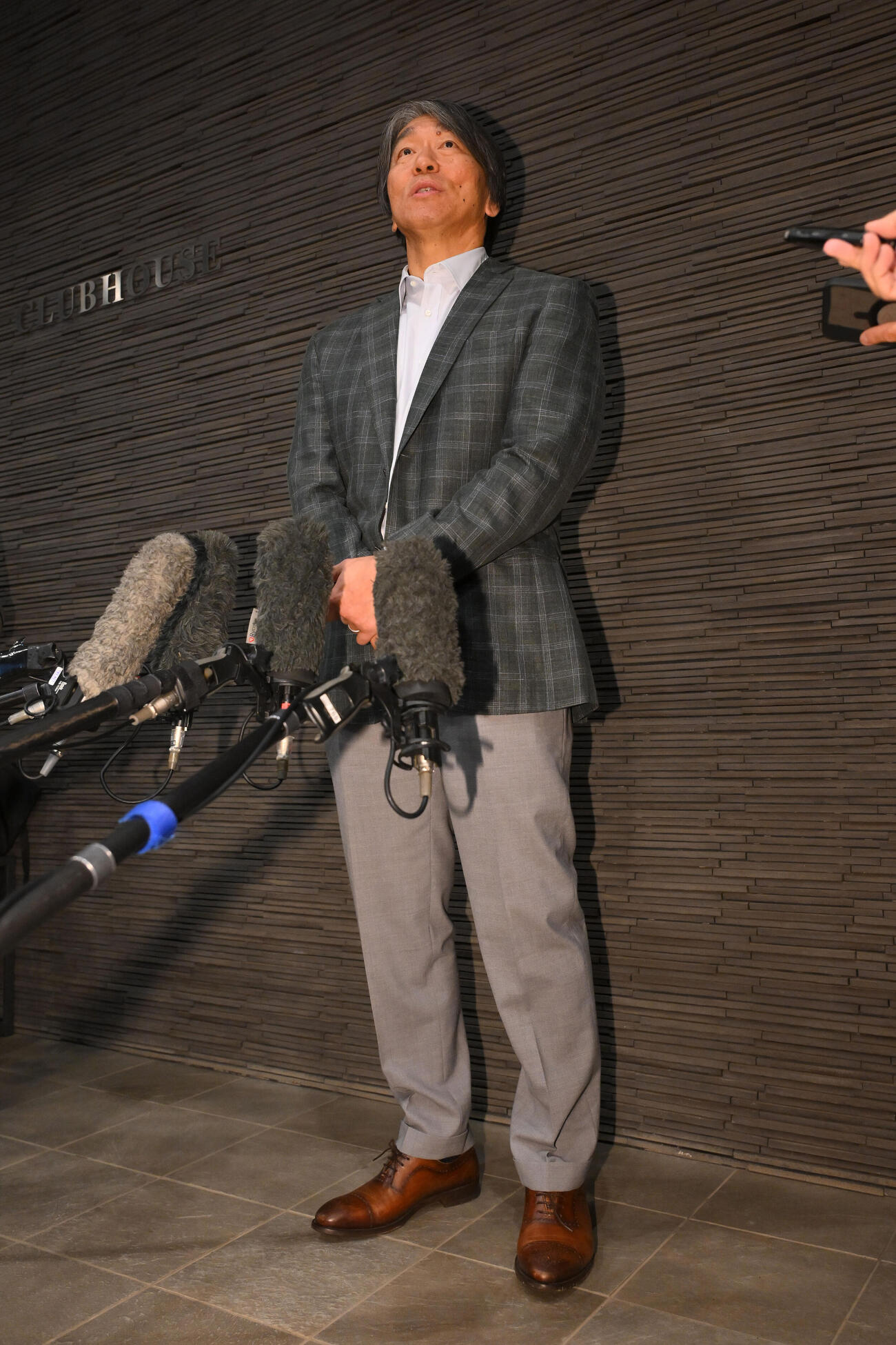 取材に応じる巨人松井秀喜新監督（撮影・滝沢徹郎）