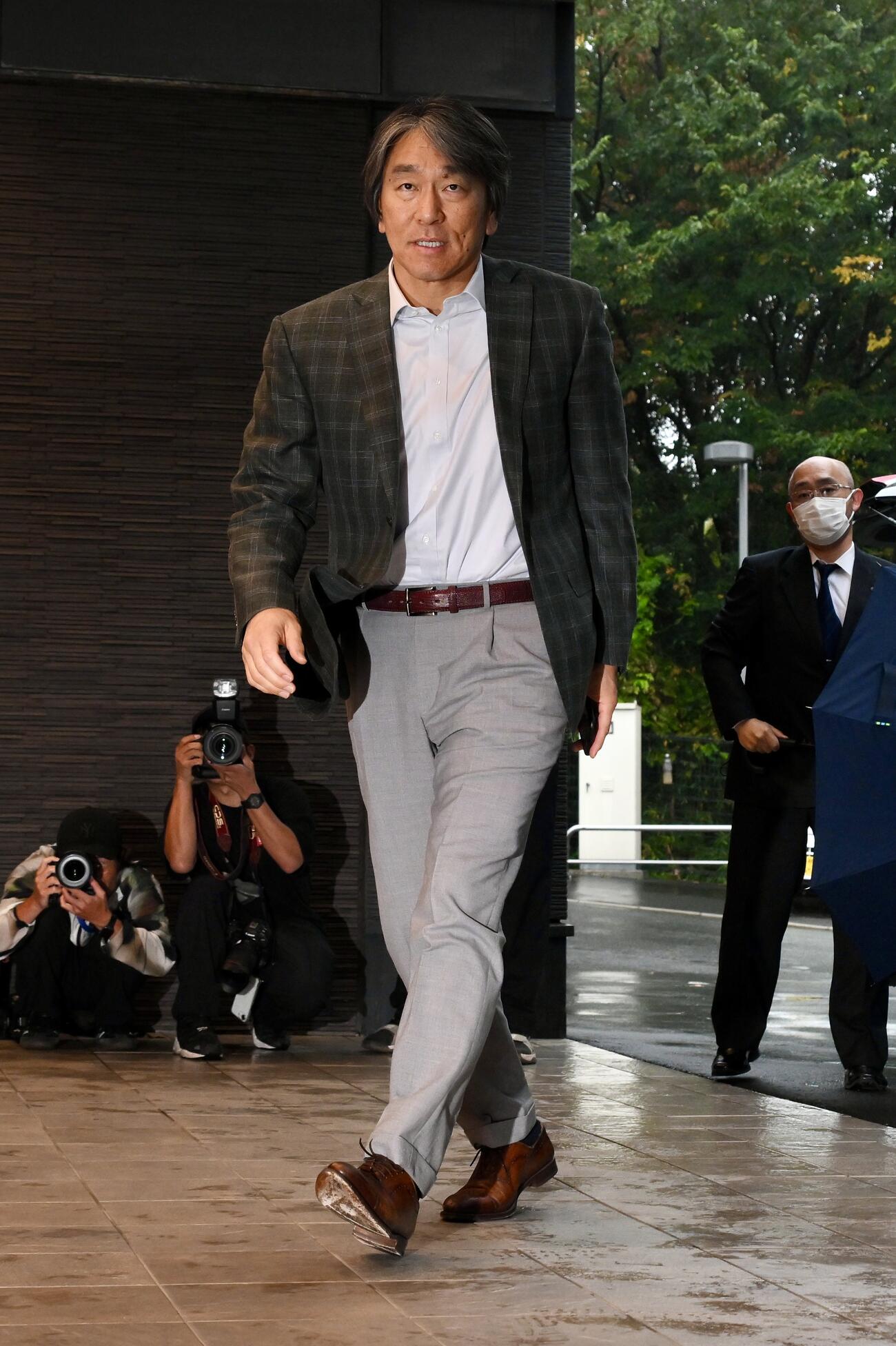 ジャイアンツ球場に到着した巨人松井秀喜新監督（撮影・滝沢徹郎）