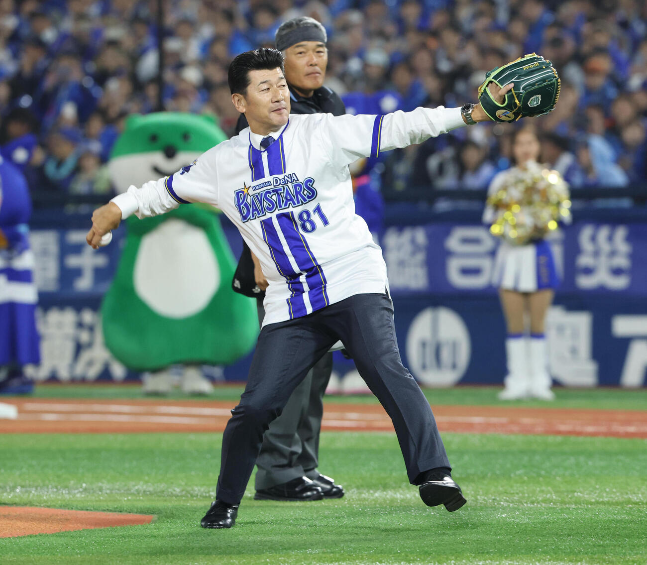 DeNA対ソフトバンク　始球式で見事な投球を見せた三浦大輔氏（撮影・梅根麻紀）