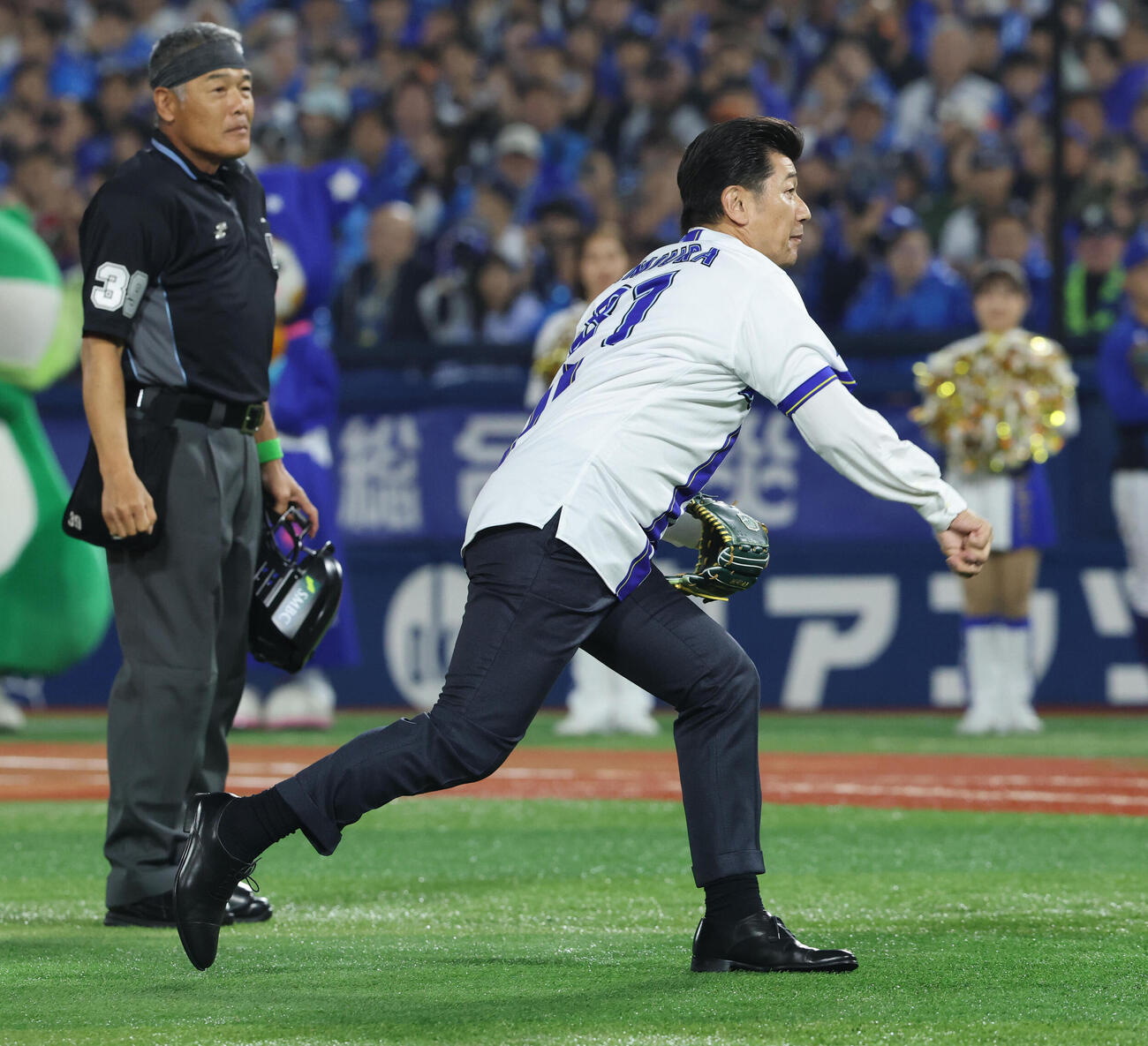 DeNA対ソフトバンク　始球式で見事な投球を見せた三浦大輔氏（撮影・梅根麻紀）