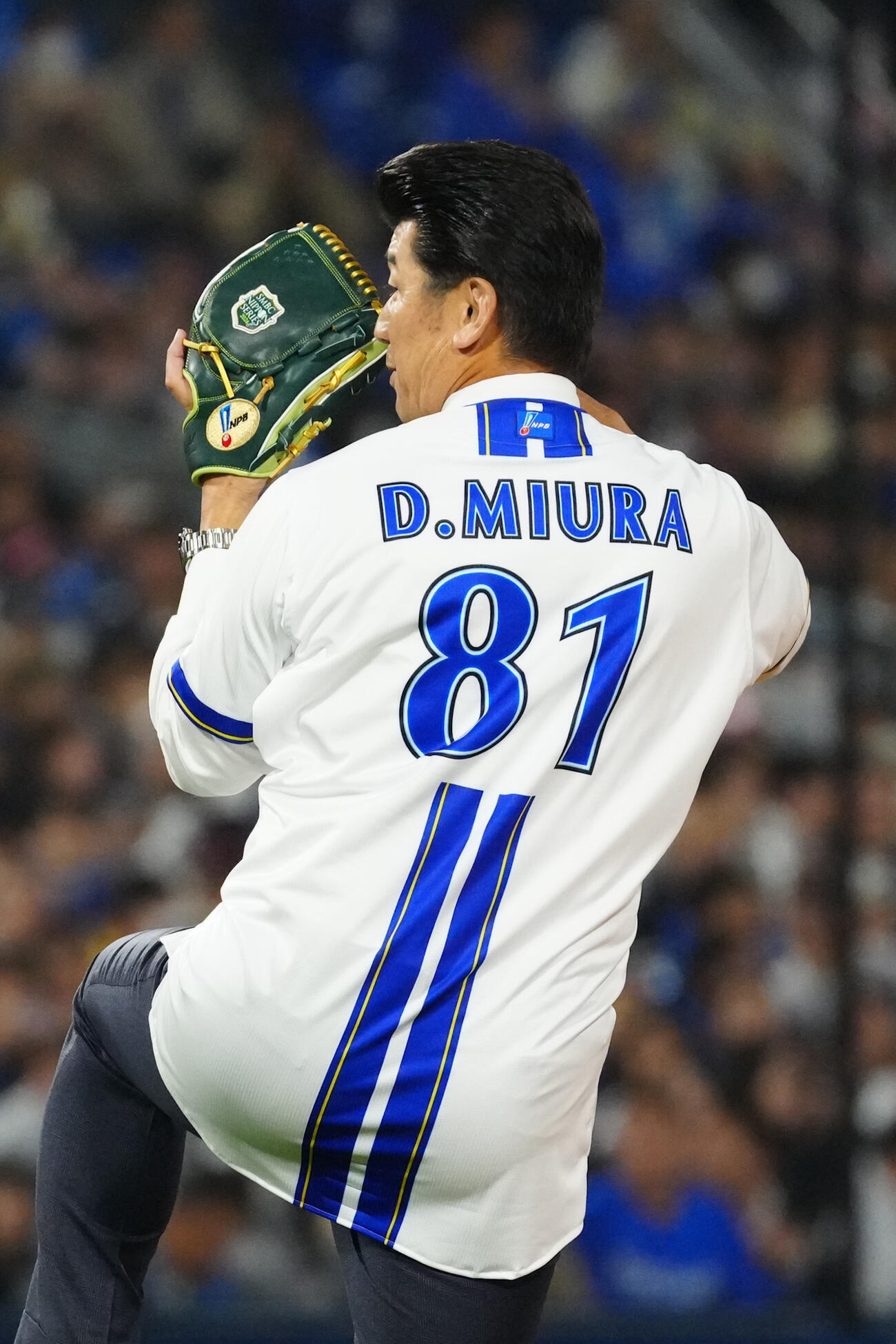 DeNA対ソフトバンク　試合前、始球式を行う三浦大輔氏（撮影・江口和貴）