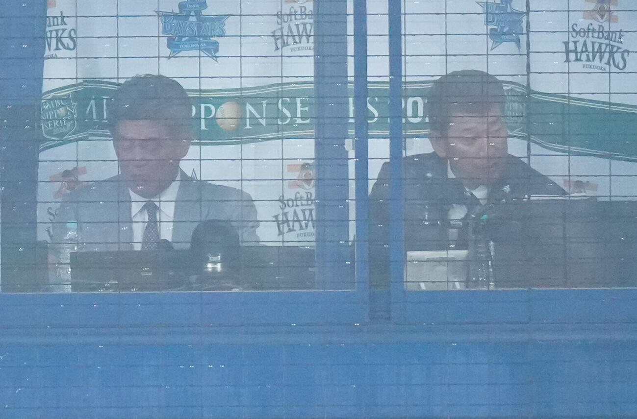 DeNA対ソフトバンク　解説を務める中日工藤公康新監督（左）と三浦大輔氏郎（撮影・鈴木みどり）
