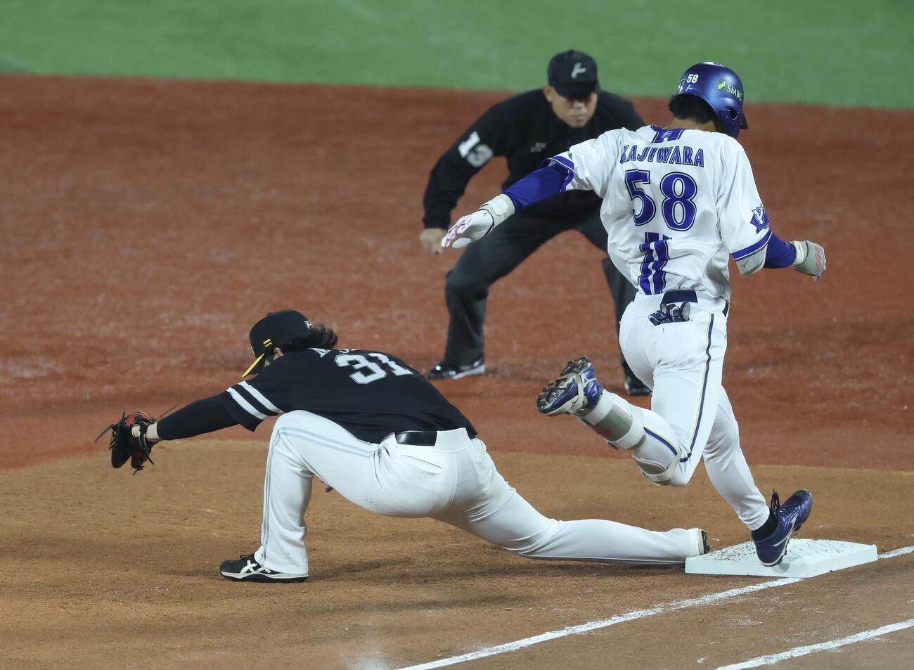 DeNA対ソフトバンク　1回裏DeNA1死満塁、併殺に倒れる梶原昂希
（撮影・河田真司）
