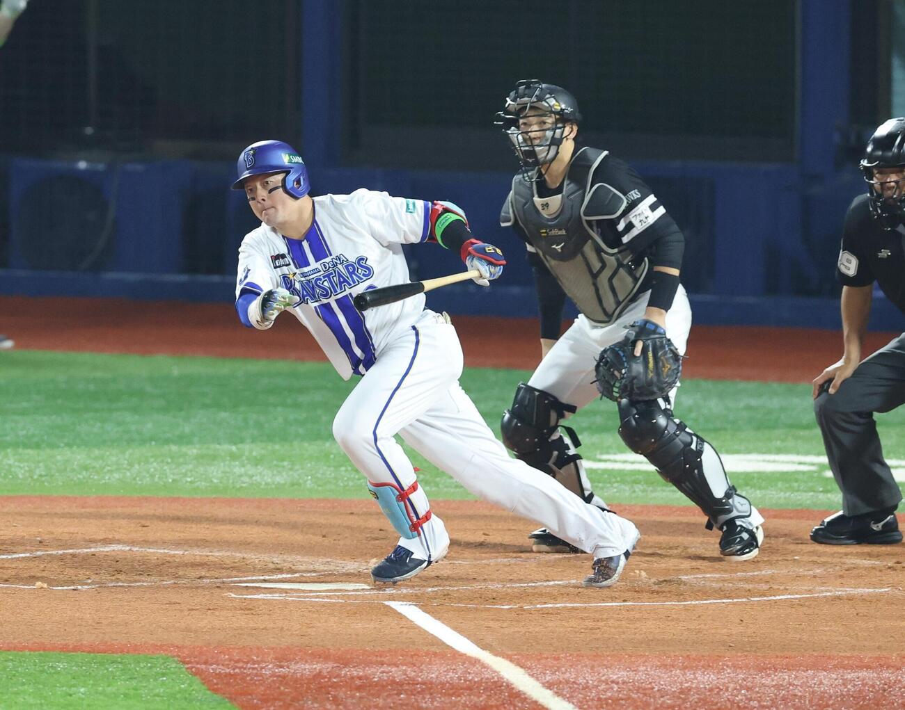 DeNA対ソフトバンク　1回裏DeNA無死一塁、安打を放つ牧秀悟（撮影・黒川智章）