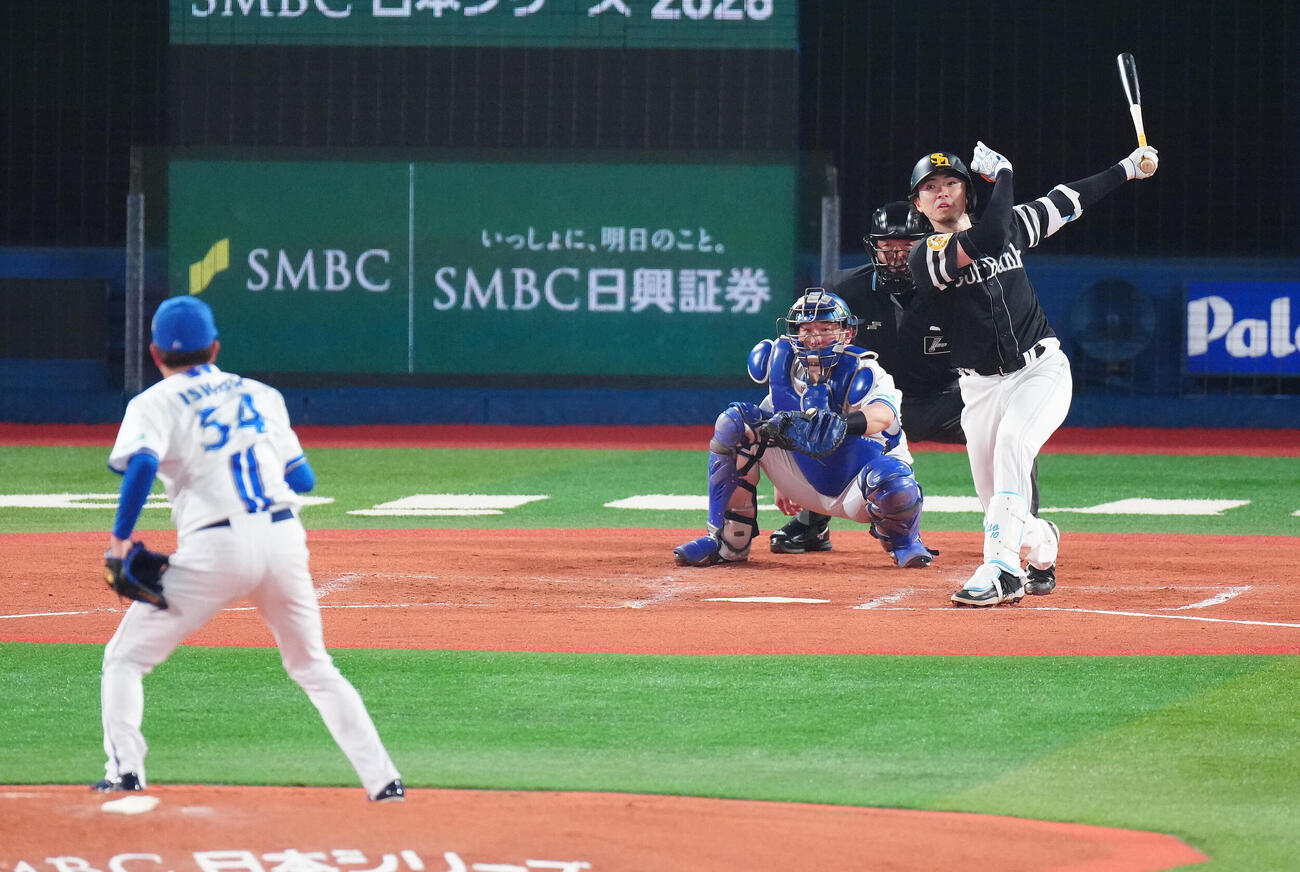 DeNA対ソフトバンク　2回表ソフトバンク2死、中飛に倒れる上沢直之。投手石田裕太郎（撮影・鈴木みどり）